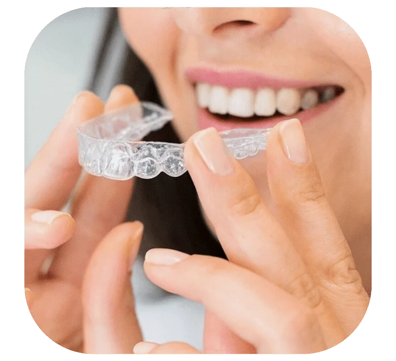 alt="Mulher colocando o Invisalign na boca"