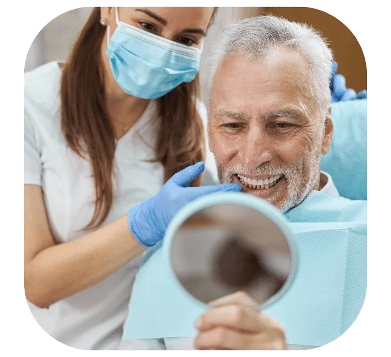 Homem olhando seus dentes, após realizar implantes dentários